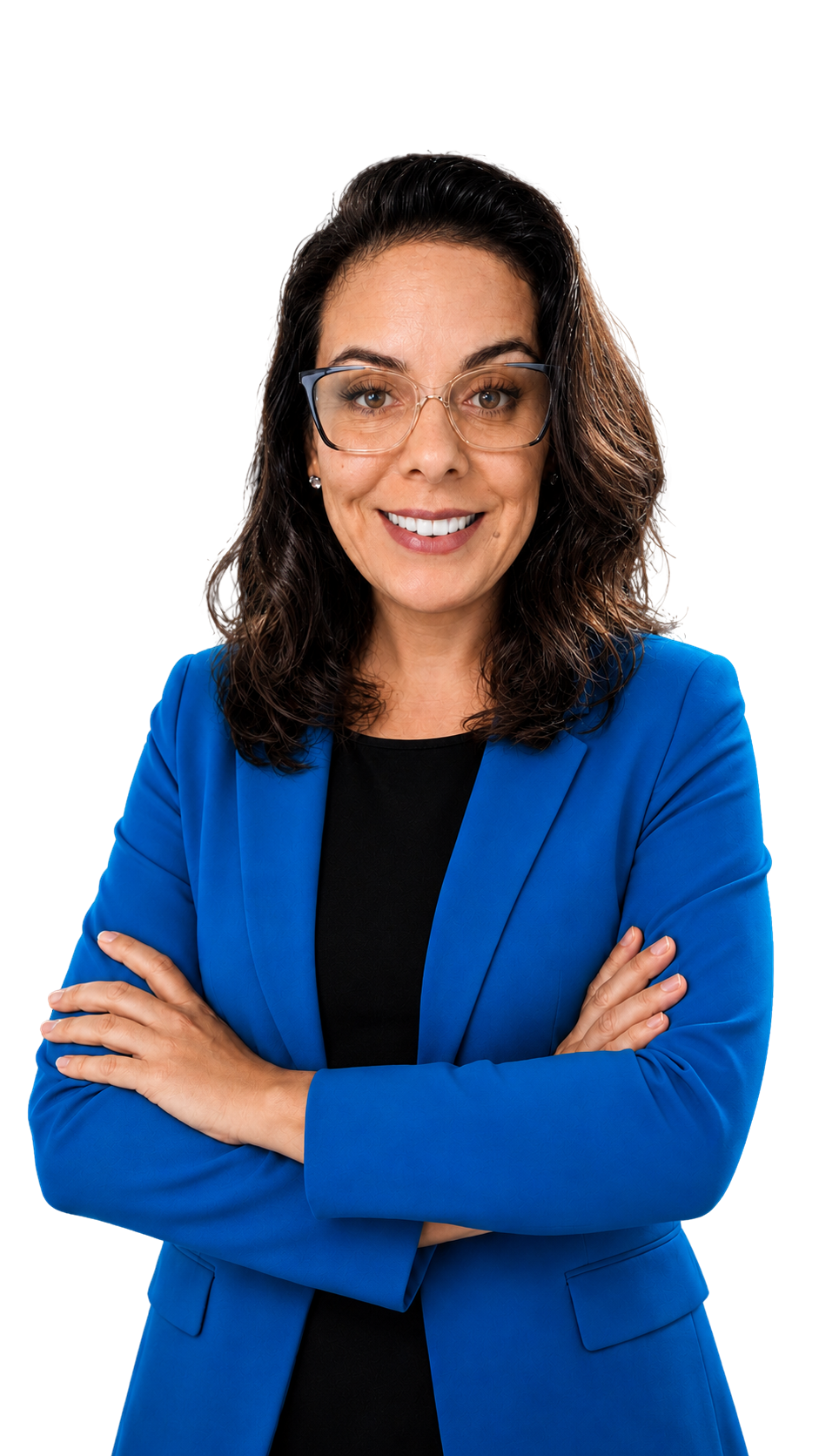 Danielle Chagas sorrindo, de braços cruzados e usando blazer azul